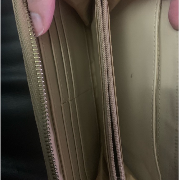 Guess Wallet - Beige - Good Condition - Picture 2 of 3